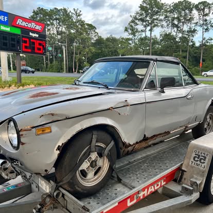 Fiat 124 Spider arrives at the shop