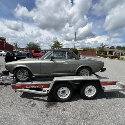 Primer Fiat 124 Spider on a trailer